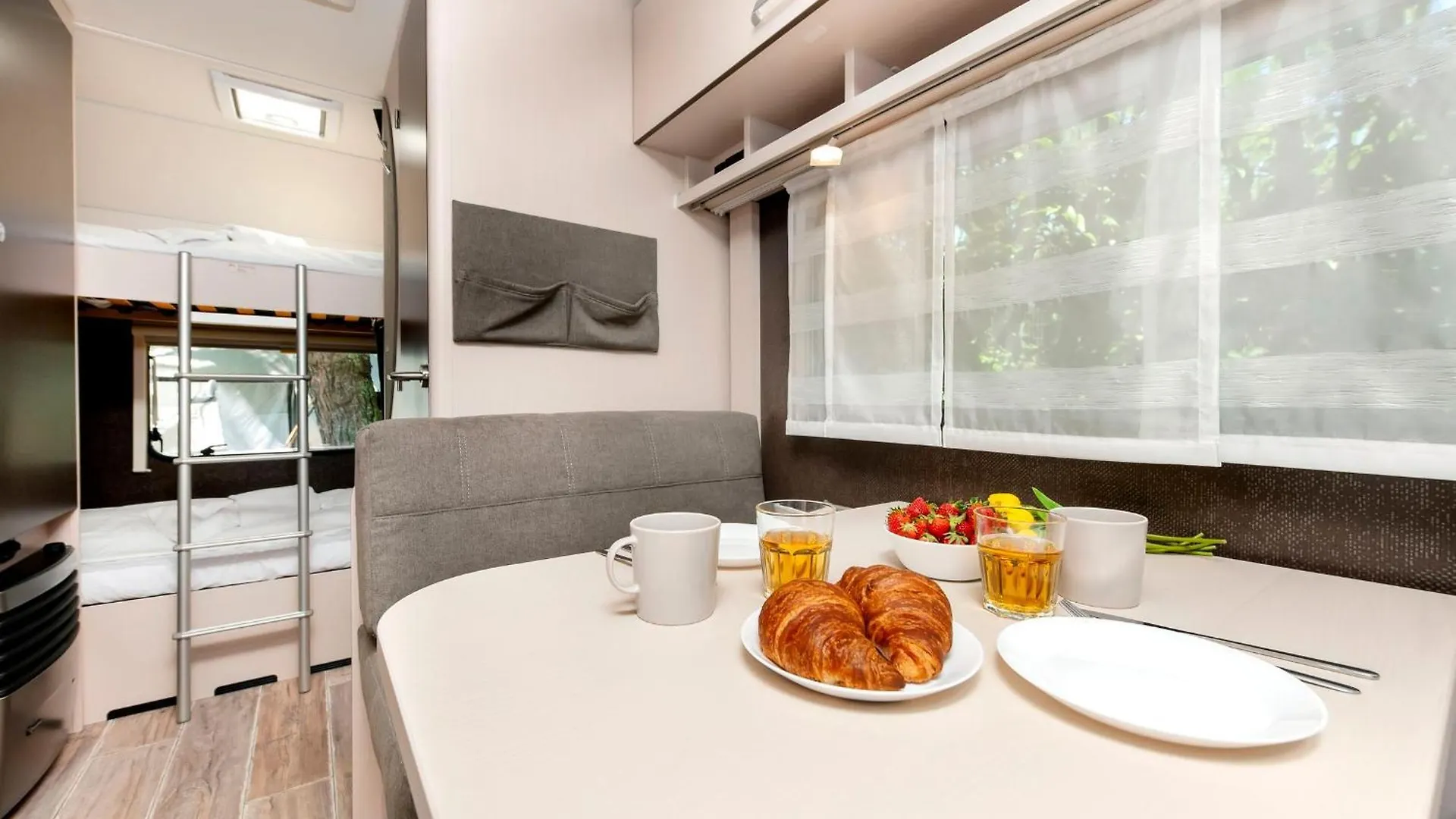 Bauer Caravan In Fkk Camping Solaris Poreč Horvátország
